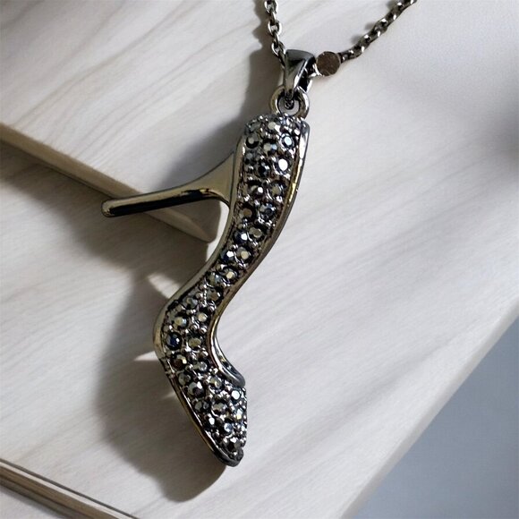 Sparkly Stiletto Fifth Avenue Necklace NWT - Picture 1 of 7